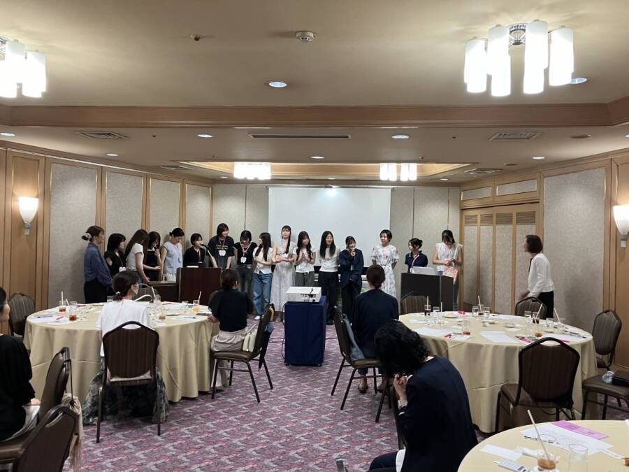 最後に今回参加のフレッシュ歯科衛生士さんにお一人ずつ自己紹介をして頂きました🎤🙋♀️ちょっぴり恥ずかしいかな〜 最後に今回参加のフレッシュ歯科衛生士さんにお一人ずつ自己紹介をして頂きました🎤🙋♀️ちょっぴり恥ずかしいかな〜